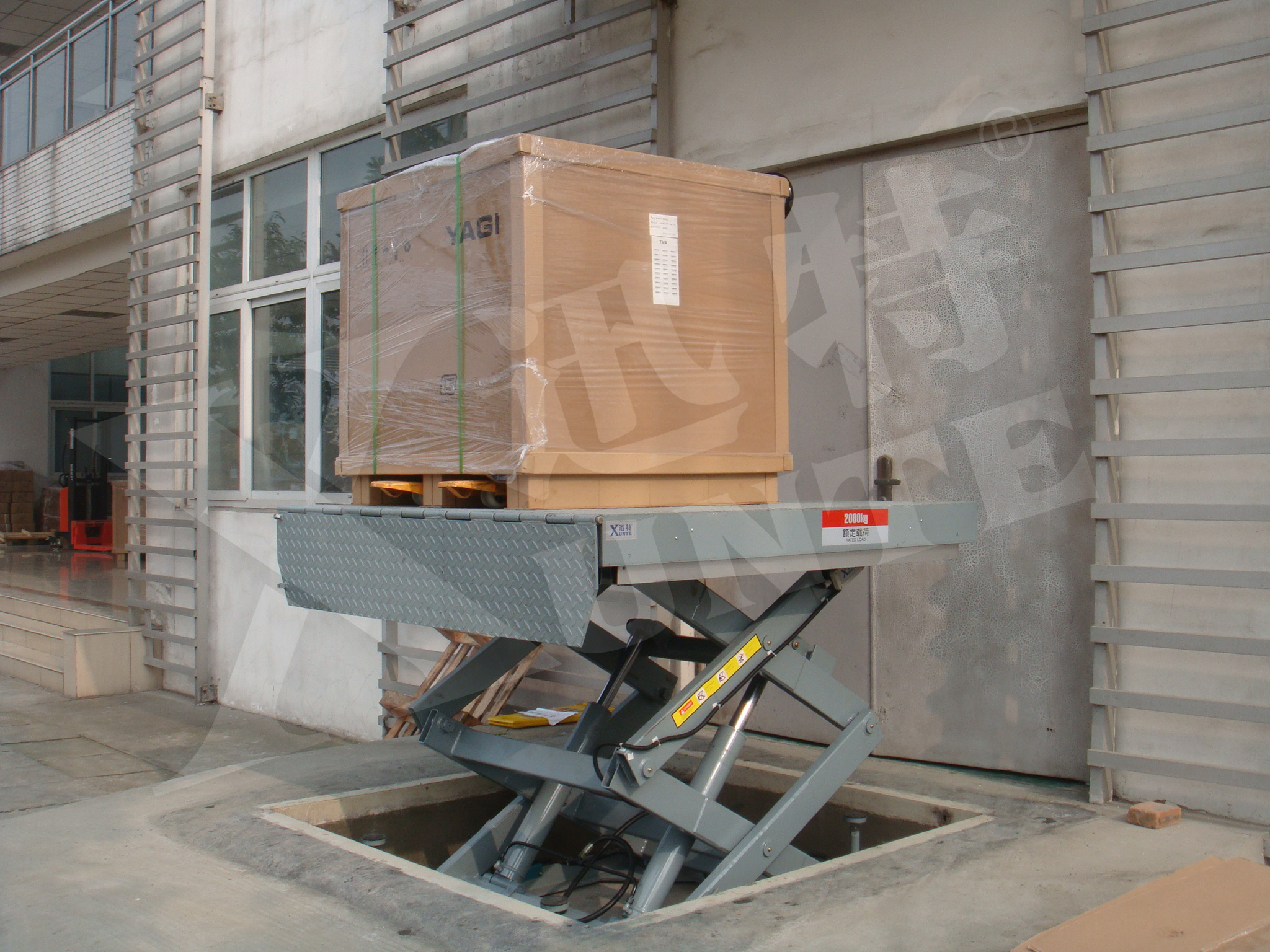 剪叉式電動(dòng)液壓升降平臺(tái) 剪叉式電動(dòng)液壓升降平臺(tái)